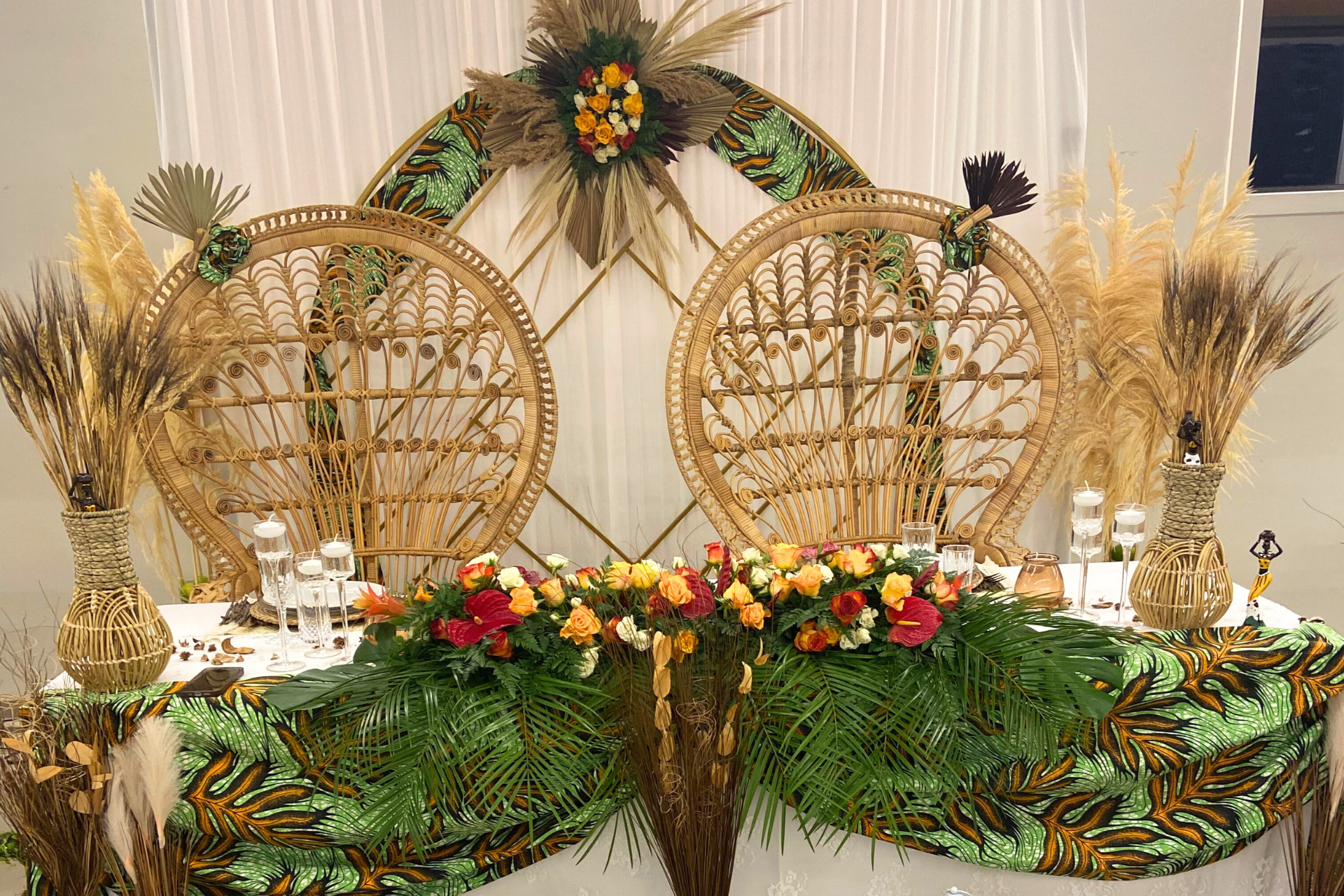 Couple africain en tenues traditionnelles élégantes lors de leur cérémonie